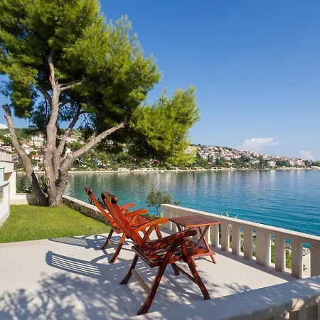 House Sea Front 度假居 *